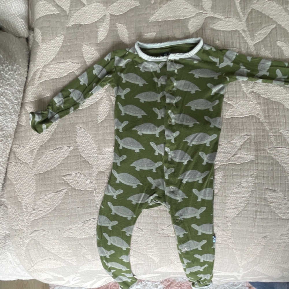 KicKee‎ Pants Footed One Piece Sleeper Green Turtle Print Snap 12-18M